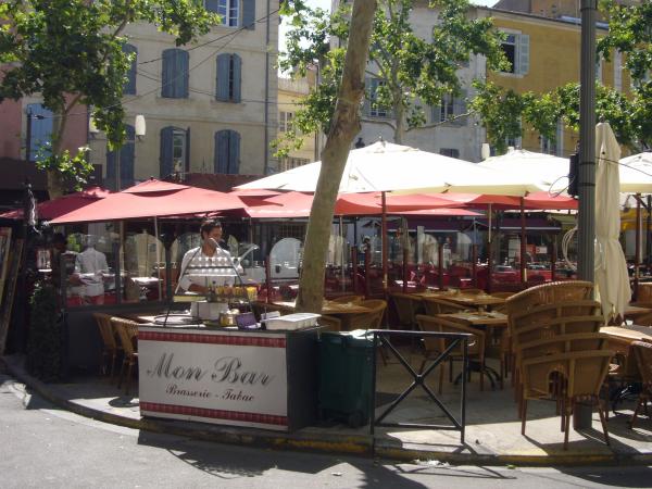 Zahrádka patřící k podniku Mon Bar Tabac Snack